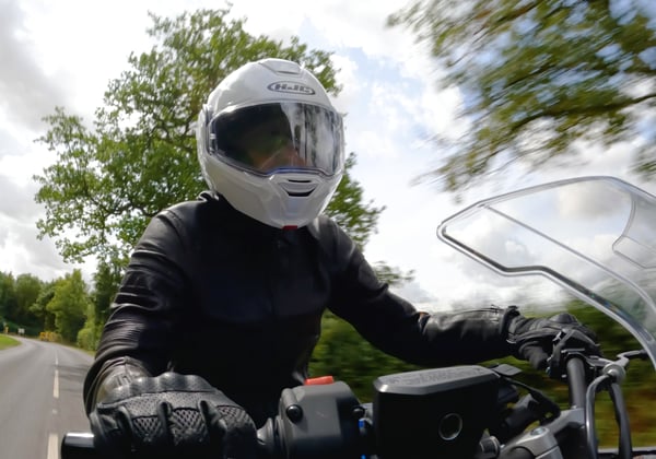 HJC i100 flip-over helmet review featured image